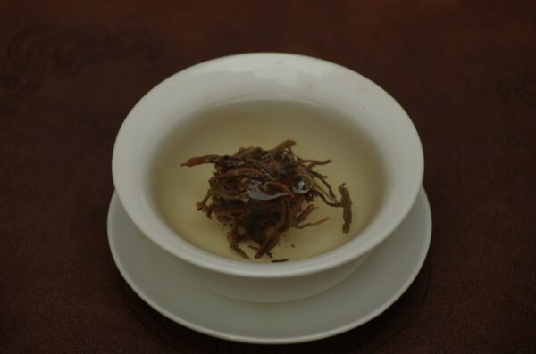 2016 Shi Kun Mu Meng Song Gu Shu Xiao Long Zhu Pu’er Cha tmavý čaj – Obrázok 7