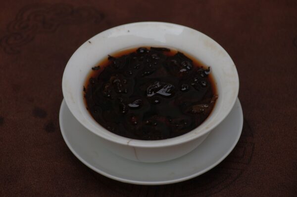 2014 Shi Kun Mu Menghai Shu Pu’er Zhuan Cha tmavý čaj – Obrázok 7