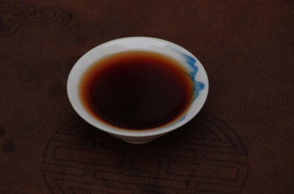 2014 Shi Kun Mu Menghai Shu Pu’er Zhuan Cha tmavý čaj – Obrázok 5