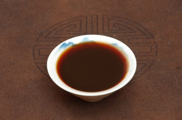 2017 Bing Dao Gu Shu Huang Pian Shu Pu‘er Zhuan Cha tmavý čaj – Obrázok 7