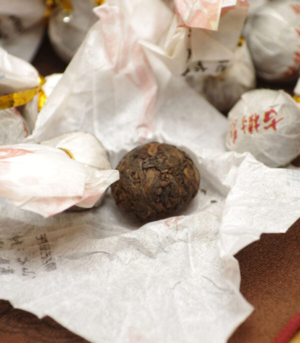 2015 Mengku Shu Pu‘er Long Zhu Cha 5g tmavý čaj – Obrázok 2