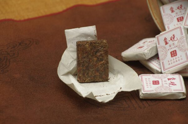 2015 Shi Kun Mu Bang Wei Sheng Tai Xiao Zhuan Cha 7g tmavý čaj – Obrázok 3
