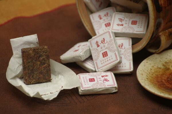 2015 Shi Kun Mu Bang Wei Sheng Tai Xiao Zhuan Cha 7g tmavý čaj – Obrázok 5