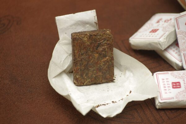 2015 Shi Kun Mu Bang Wei Sheng Tai Xiao Zhuan Cha 7g tmavý čaj – Obrázok 4
