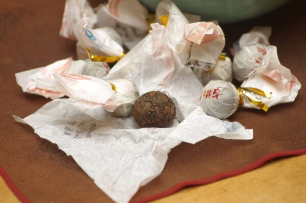 2015 Mengku Shu Pu‘er Long Zhu Cha 5g tmavý čaj – Obrázok 4