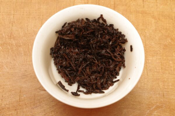 2019 Menghai Gong Ting Shu Pu‘er San Cha tmavý čaj – Obrázok 4