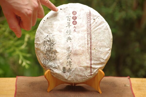 2006 Shi Kun Mu „Chuan Qi“ Yi Wu Gu Shu Pu‘er Bing Cha tmavý čaj – Obrázok 3