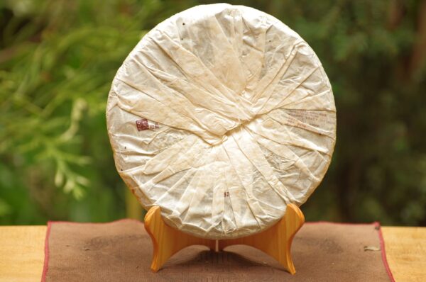2006 Shi Kun Mu „Chuan Qi“ Yi Wu Gu Shu Pu‘er Bing Cha tmavý čaj – Obrázok 4