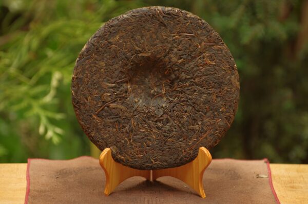 2006 Shi Kun Mu „Chuan Qi“ Yi Wu Gu Shu Pu‘er Bing Cha tmavý čaj – Obrázok 7