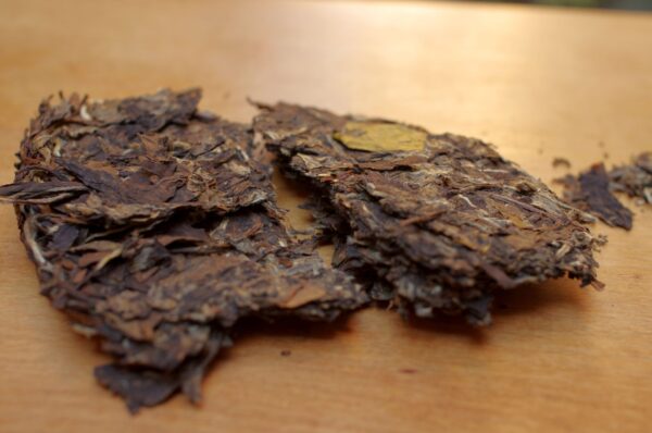 2010 Tai Mu Shan Bai Mu Dan Bing Cha biely čaj – Obrázok 10