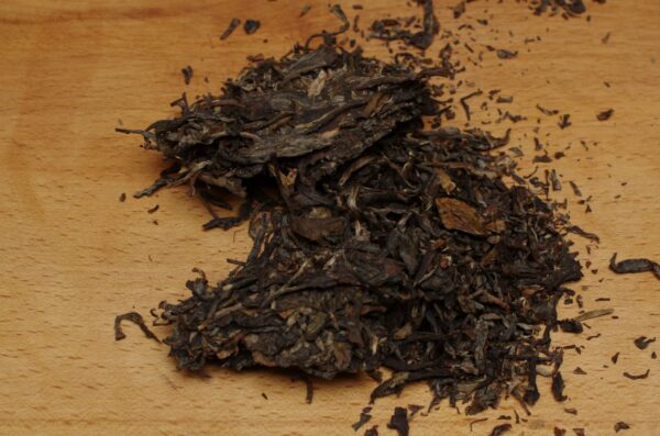 2017 Mangfei Ye Fang Pu‘er Bing Cha tmavý čaj – Obrázok 5