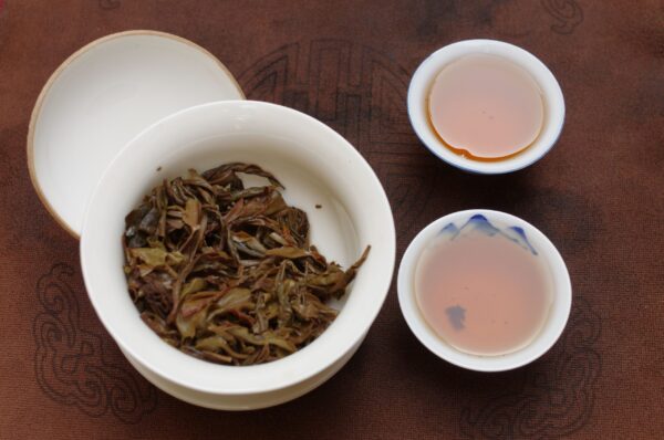 2020 Shi Kun Mu „Yun Ji“ Pu‘er Bing Cha tmavý čaj – Obrázok 11