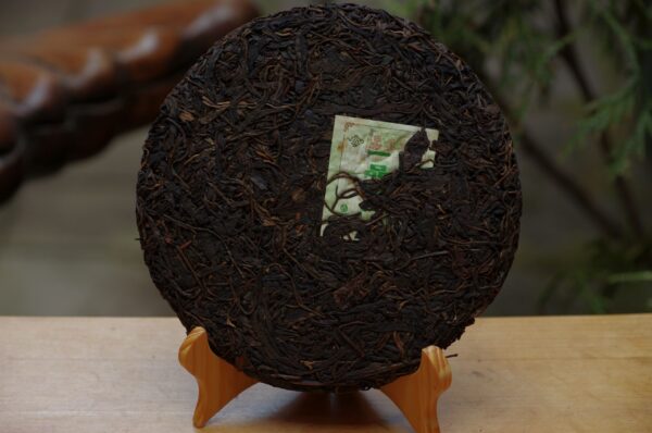 2007 Yi Pin Tang Yi Wu Pu‘er Bing Cha tmavý čaj – Obrázok 3