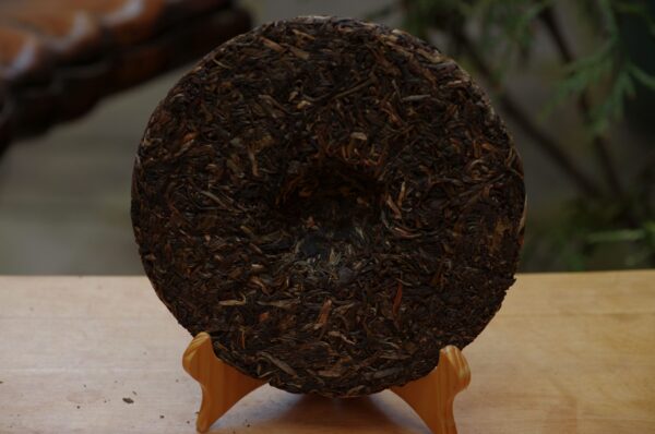 2018 Jiu Wan Bai Jia Cha Pu‘er Bing Cha tmavý čaj – Obrázok 3