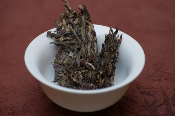 2007 Yi Pin Tang Yi Wu Pu‘er Bing Cha tmavý čaj – Obrázok 6