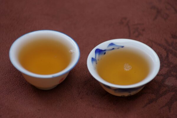 2009 Liming Menghai 0432 Pu‘er Bing Cha tmavý čaj – Obrázok 9