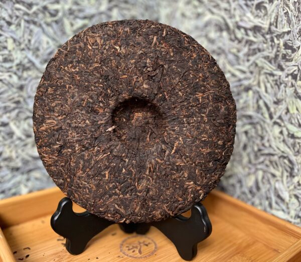 2014 Menghai Gong Ting Shu Pu‘er Bing Cha tmavý čaj – Obrázok 2