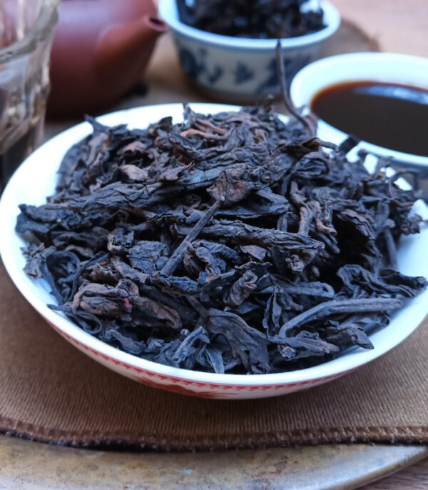 1998 Menghai Qiao Mu Shu Pu‘er San Cha tmavý čaj – Obrázok 2