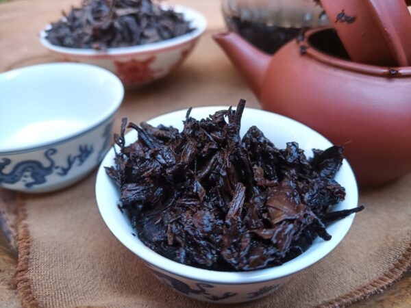 1998 Menghai Qiao Mu Shu Pu‘er San Cha tmavý čaj – Obrázok 3