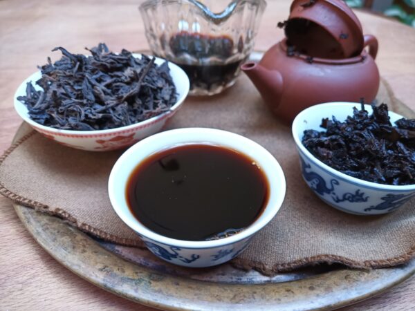 1998 Menghai Qiao Mu Shu Pu‘er San Cha tmavý čaj – Obrázok 4