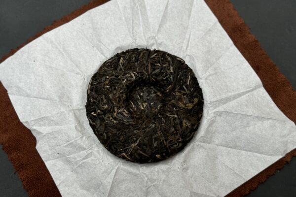 2019 Bing Dao Gu Shu Pu‘er Xiao Bing Cha tmavý čaj – Obrázok 4