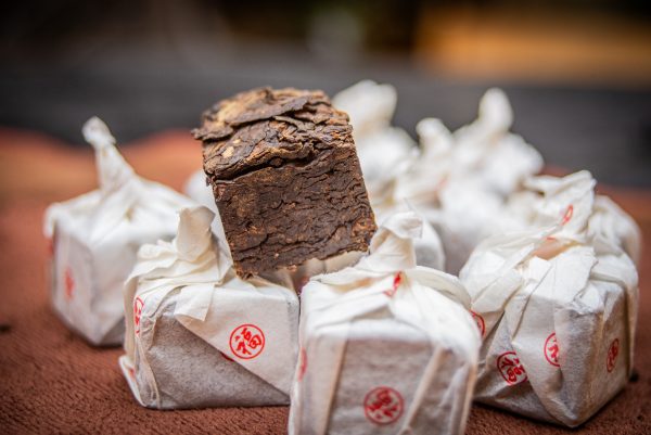 2013 Jiu Wan Mengku Shu Pu‘er Fang Cha 13g tmavý čaj – Obrázok 3