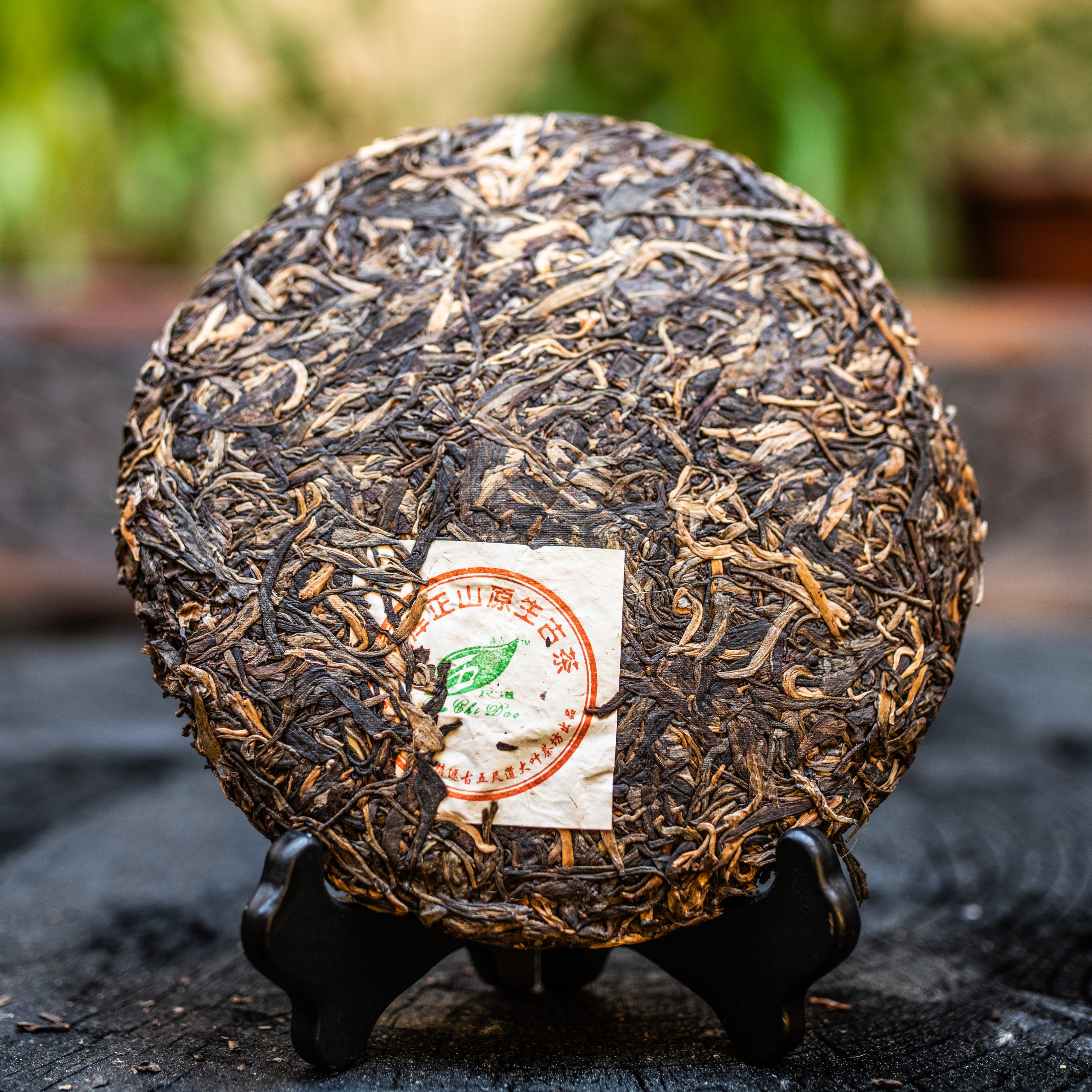 2003 Wu Chi Dao Mengku Zheng Shan Pu’er Bing Cha 400g tmavý čaj