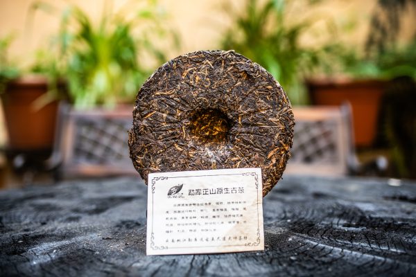 2003 Wu Chi Dao Mengku Zheng Shan Pu’er Bing Cha 400g tmavý čaj – Obrázok 2