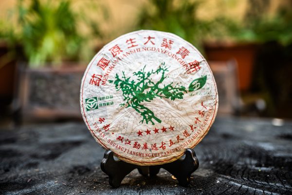2004 Wu Chi Dao Mengku Da Ye Qing Pu’er Bing Cha 380g tmavý čaj – Obrázok 2
