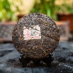 2004 Wu Chi Dao Mengku Da Ye Qing Pu’er Bing Cha 380g tmavý čaj