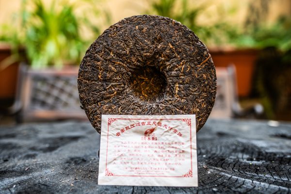 2004 Wu Chi Dao Mengku Da Ye Qing Pu’er Bing Cha 380g tmavý čaj – Obrázok 3
