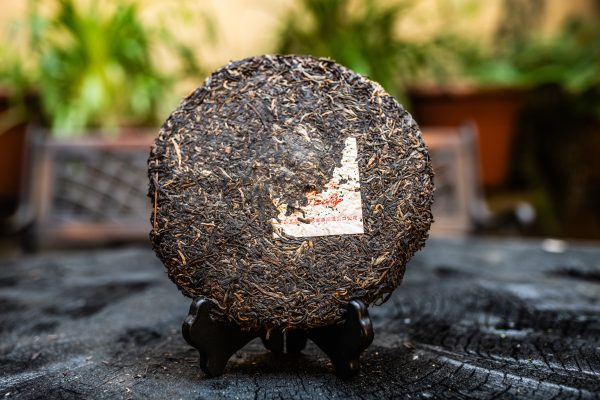 2005 Xing Ji Chen Xiang Yi Wu Pu’er Bing Cha 357g tmavý čaj – Obrázok 4